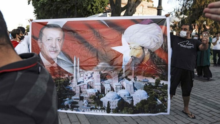 Anhänger Erdogans feiern ihr Idol als neuen Sultan