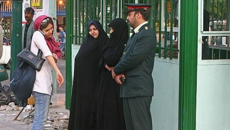 Iranische Moralpolizei kontrolliert, ob Frauen „züchtig“ genug gekleidet sind