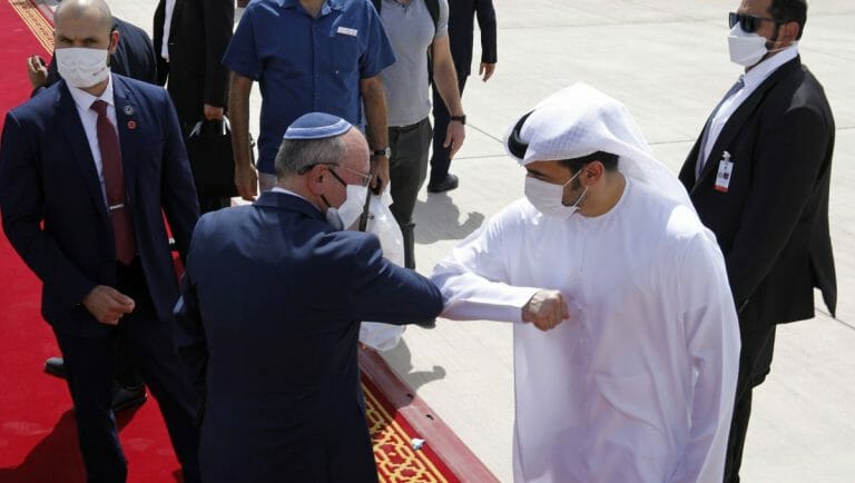 Emiratischer Beamter verabschiedet Israels Sicherheitsberater Meir Ben-Shabbat, der Teil der Delegation nach Abu Dhabi war