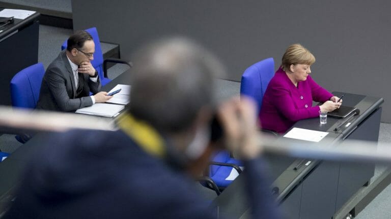 Könnten sich kaum weniger für den Friendesprozess interessieren: Heiko Maas und Angela Merkel