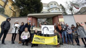 Demonstration für die Freilassung Nasrin Sotoudehs vor der iranischen Botschaft in Prag