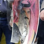 Palästinenser verbrennen aus Protest ein Foto des Sultans von Oman Haitham bin Tariq