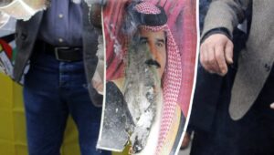 Palästinenser verbrennen aus Protest ein Foto des Sultans von Oman Haitham bin Tariq