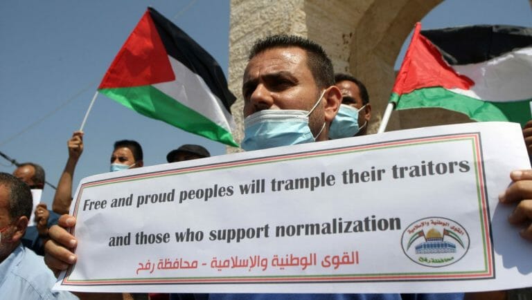 Palästinenser protestieren gegen die Normalisierungsabkommen mit Bahrain und den VAE