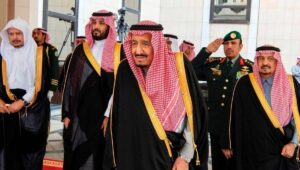 König Salman bin Abdulaziz (mi.) und Kronprinz Mohammed bin Salman (2. v. re.) sind uneins über Beziehungen zu Israel