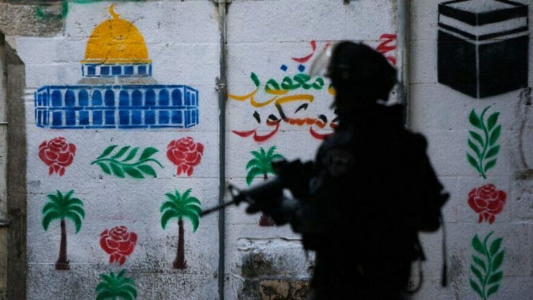 Ein israelischer Grenzpolizist auf Patrouille in der Altstadt von Jerusalem