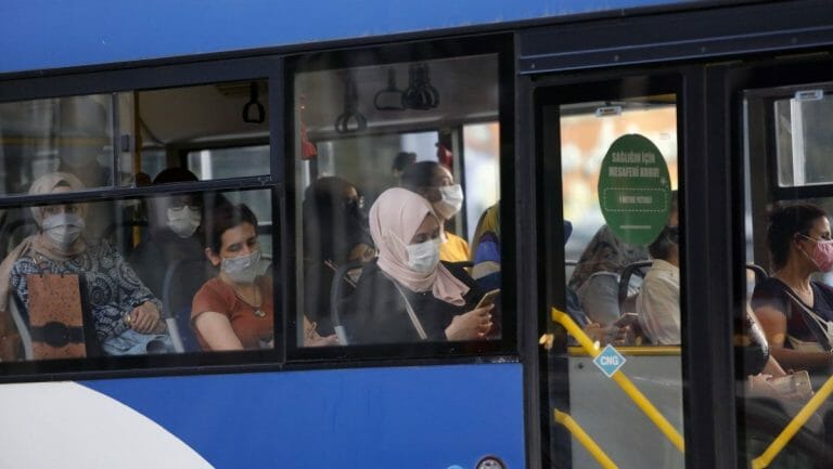 Als Reaktion will die Regierung Fahrgastzahlen in öffentlichen Verkehrsmitteln beschränken