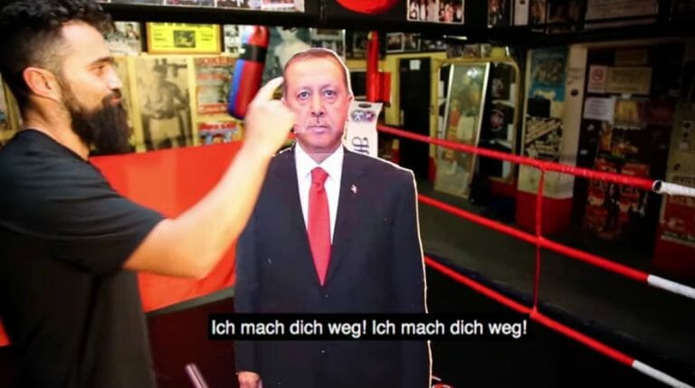 Am Ende seines Videos boxt Ünsal Arik eine Erdogan-Pappfigur um