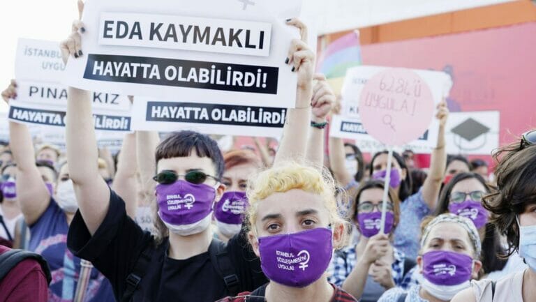 Frauen demonstrieren gegen einen möglichen Rückzug der Türkei aus der der Istanbuler Konvention