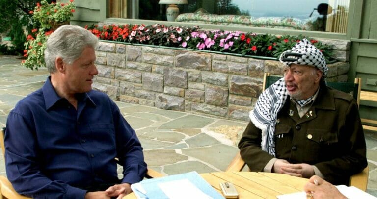 Bei den Verhandlungen in Camp David im Juli 2000 verweigerte sich Arafat dem Frieden. Danach organisierte er die zweite Intifada. (imago images/UPI Photo)