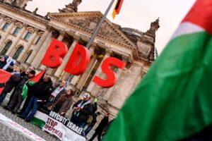 Israel-Boykotteure demonstrieren vor dem deutschen Bundestag. (imago images/snapshot)