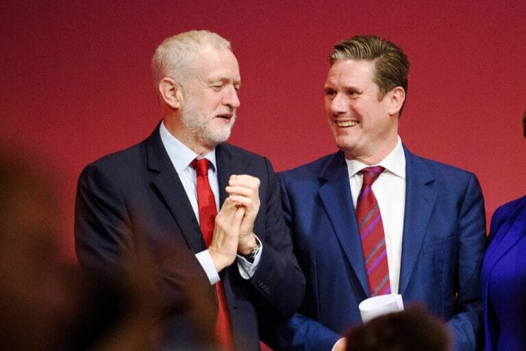 Labour-Parteitag 2017: Die Zeiten, in denen sich Parteichef Keir Starmer (re.) und sein Vorgänger Jeremy Corbyn gut verstanden, dürften vorbei sein. (© imago images/PA Images)