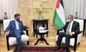 Sven Kühn von Burgsdorff, der EU-Repräsentant bei der Palästinensischen Autonomiebehörde, im Gespräch mit PA-Regierungschef Mohammed Shtayyeh. (© imago images/ZUMA Wire)