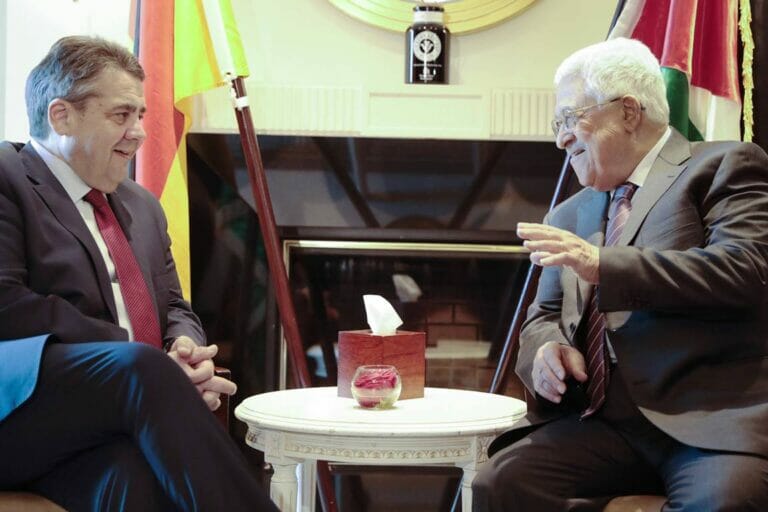 Mahmud Abbas 2017 beim freundschaftlichen Scherzen mit dem damaligen deutschen Außenminister Sigmar Gabriel. Abbas' Partei Fatah verbreitete jetzt erneut antisemitische Hetze (© imago images/photothek)