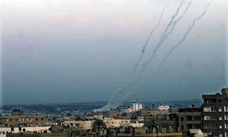Raketenabschüsse im Gazastreifen (November 2012): Bedeuten die Angriffe in der vergangenen Woche, dass der Raketenterror gegen Israel wieder aufgenommen wird? (© imago image/UPI Photo)