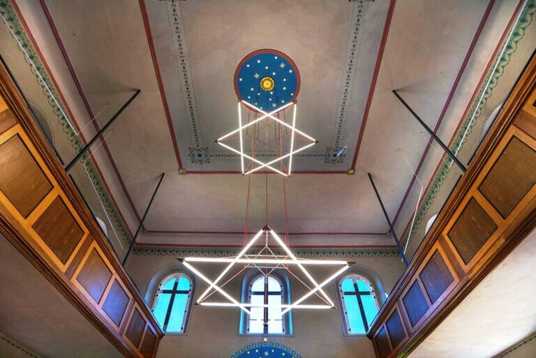 Innenraum der Synagoe in Ermreuth. Eine neue Studie sieht schwarz für das Judentum Europas. (© imago images/imagebroker)