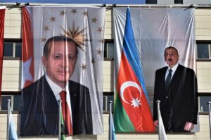 In Ankara wird mit riesigen Bannern die Freundschaft der Türkei mit Aserbaidschan gefeiert. (© imago images/ZUMA Wire)