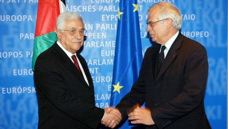 EU-Außenbeauftragter Joseph Borrell mit Mahmud Abbas