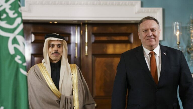 Der saudische Außenminister Faisal bin Farhan und sein amerikanischer Amtskollege Mike Pompeo