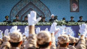 Iran Präsident Hassan Rohani nimmt Militärparade ab