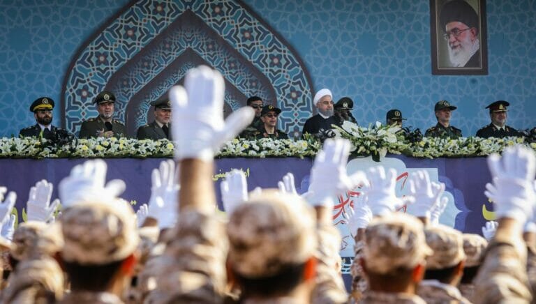 Iran Präsident Hassan Rohani nimmt Militärparade ab