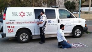 Apartheid? Ein jüdischer und ein muslimischer Rettungsfahrer in Israel beten