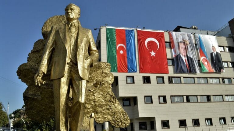 Die türkische und die aserbaidschanische Flagge und Porträts der beiden Präsidenten in Ankara