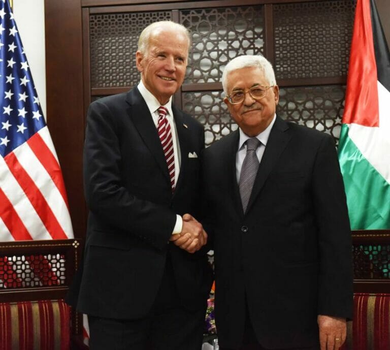 Biden, damals noch US-Vizepräsident, besuchte im März 2016 Abbas in dessen Amtssitz in Ramallah. (© imago images/UPI Photos)