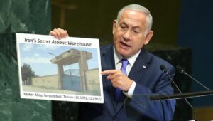 In einer Rede vor der UNO enthüllte Benjamin Netanjahu 2018 die Existenz des geheimen Nuklearlagers in Teheran
