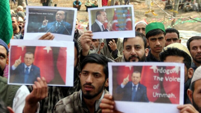 Demonstranten in Kaschmir feiern Erdogan als „Stimme der muslimischen Gemeinschaft“