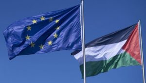 Flaggen der EU und der Palästinensischen Autonomienehörde