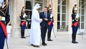 Der KRonprinz von Abu Dhabi, Mohamed Bin Zayed Al Nahyan und Frankreichs Präsident Macron