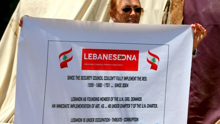 Libanesin in Beirut demonstriert gegen die Hisbollah