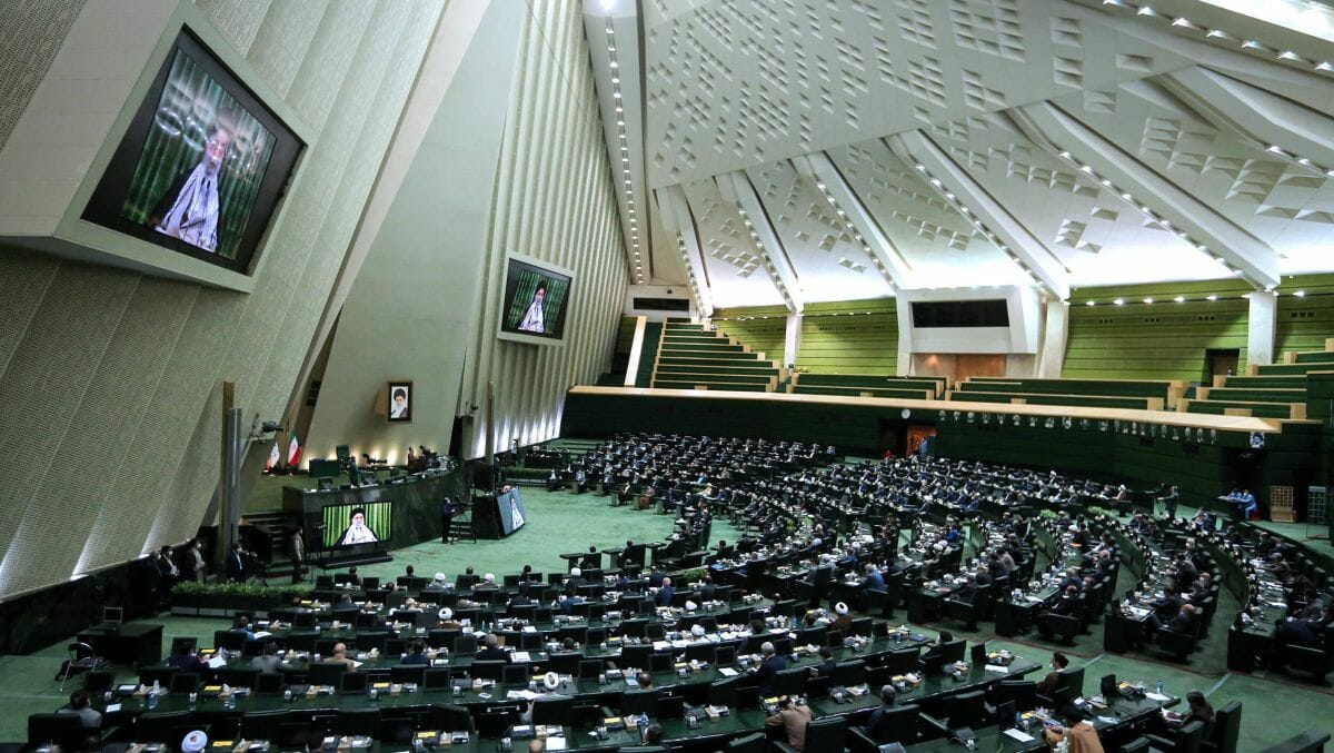 Iranisches Parlament beschließt Gesetz zur Erhöhung der Nuklearaktivitäten