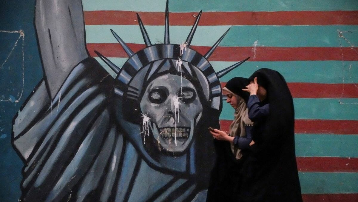 Antiamerikanisches Wandbild an der 1979 gestürmten ehemaligen US-Botschaft in Teheran