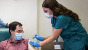 Ein Freiwilliger im Hadassah-Spital erhält eine Corona-Testimpfung