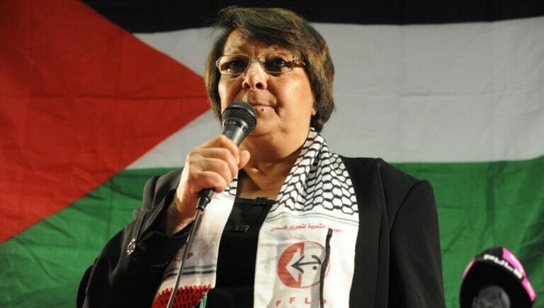 Die Flugzeugentführerin Leila Khaled mit einem Schal der Terrorgansiation PFLP