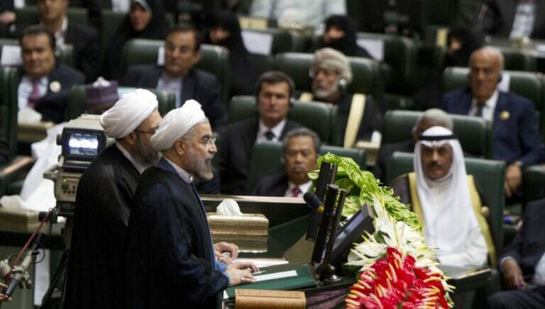 Irans Präsident Rohani spricht vor dem Parlament