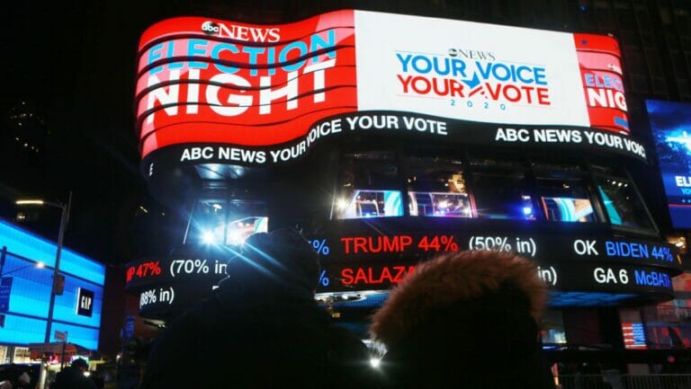 Anzeige am New Yorker Times Square zu den US-Wahlen