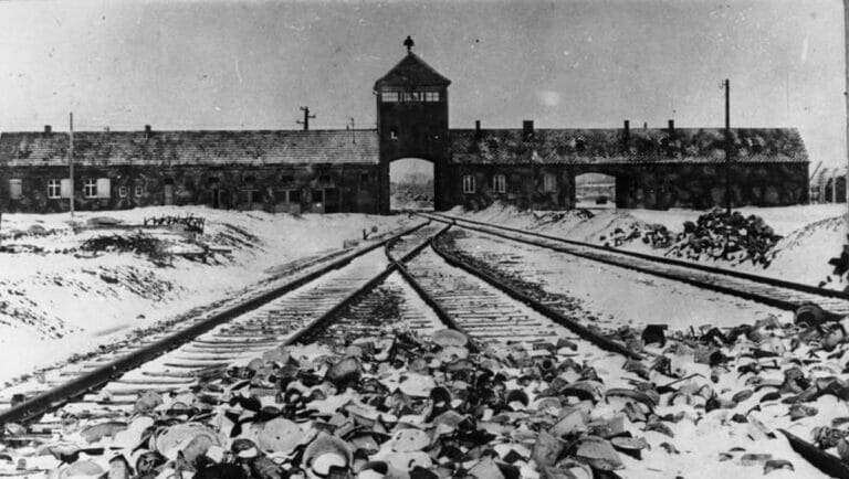 Das Lagertor des NS-Vernichtunglagers Auschwitz-Birkenau