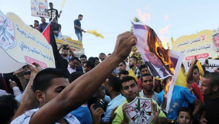 Anhänger von Mohammed Dahlan verbrennen Bilder des PA-Präsidenten Mahmud Abbas