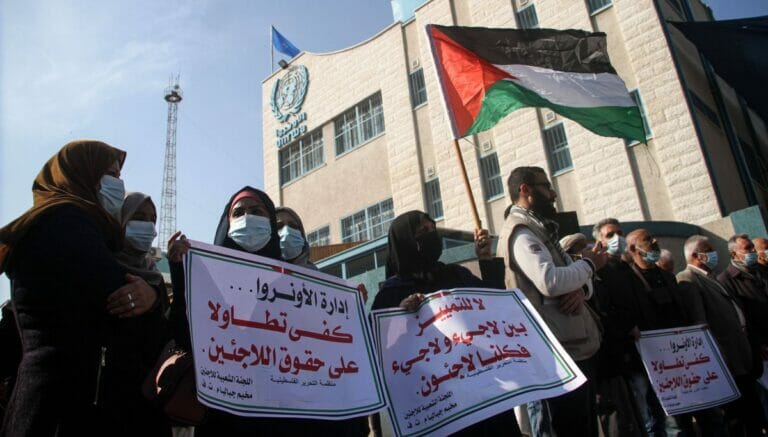 Demonstranten in Gaza protestieren vor dem UNRWA-Gebäude