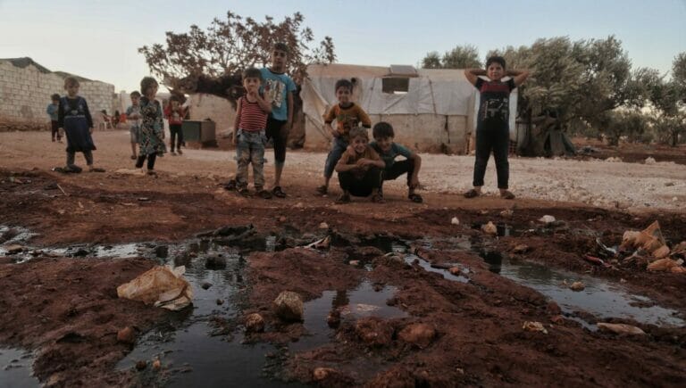 Kinder in einem Flüchtlingslager in Idlib