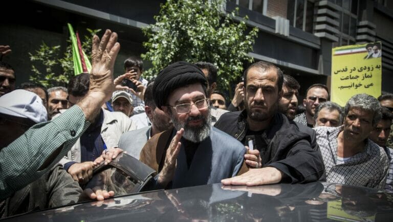 Oberster Führer Ali Khamenei soll die Macht an seinen Sohn Mojtaba (mi.) übergeben haben