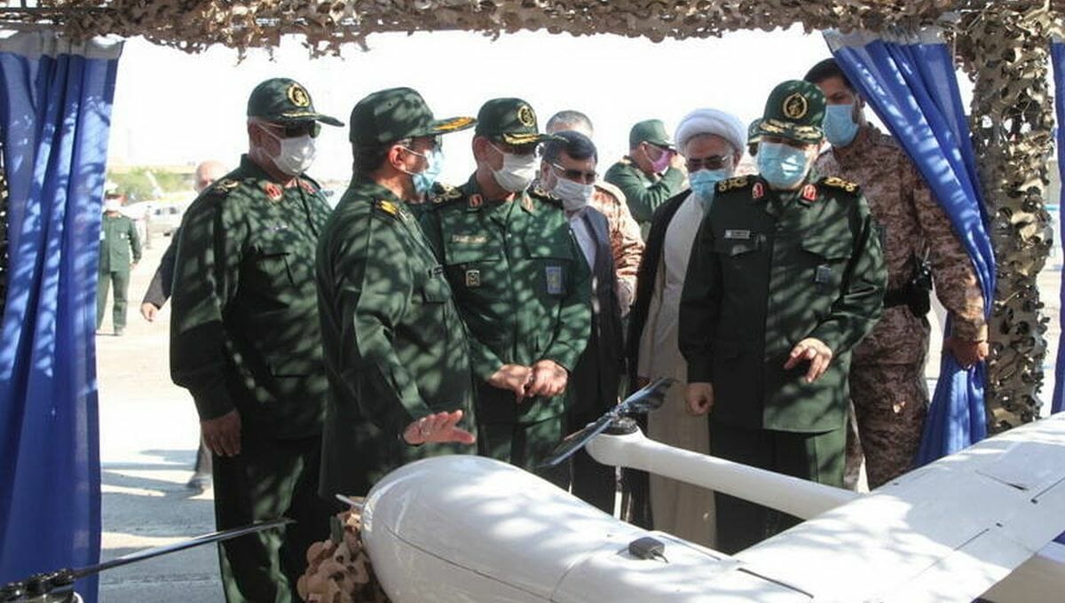 Kommandeure der iranischen Revolutionsgarden inspizieren eine Drohne