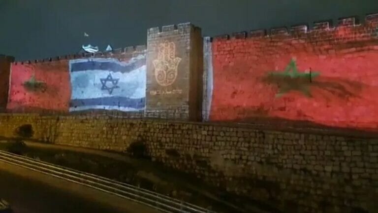 Projektion der israelischen und marokkanischen Flagge auf der Stadtmauer von Jerusalem