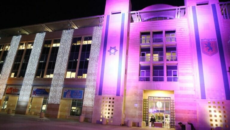 Anlässlich des Internationalen Tags für die Rechte von Menschen mit Behinderung violett beleuchtete Stadtverwaltung von Jerusalem