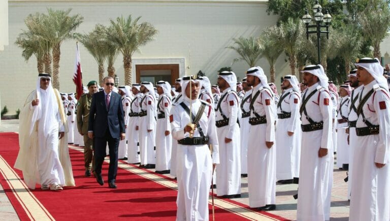 Der katarische Emir Sheikh Tamim bin Hamad Al Thani und der türkische Präsident Erdogan