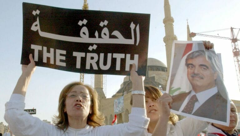 Demonstrantinnen in Beirut fordern die Aufklärung des Mordes an Ministerpräsident Rafik Hariri