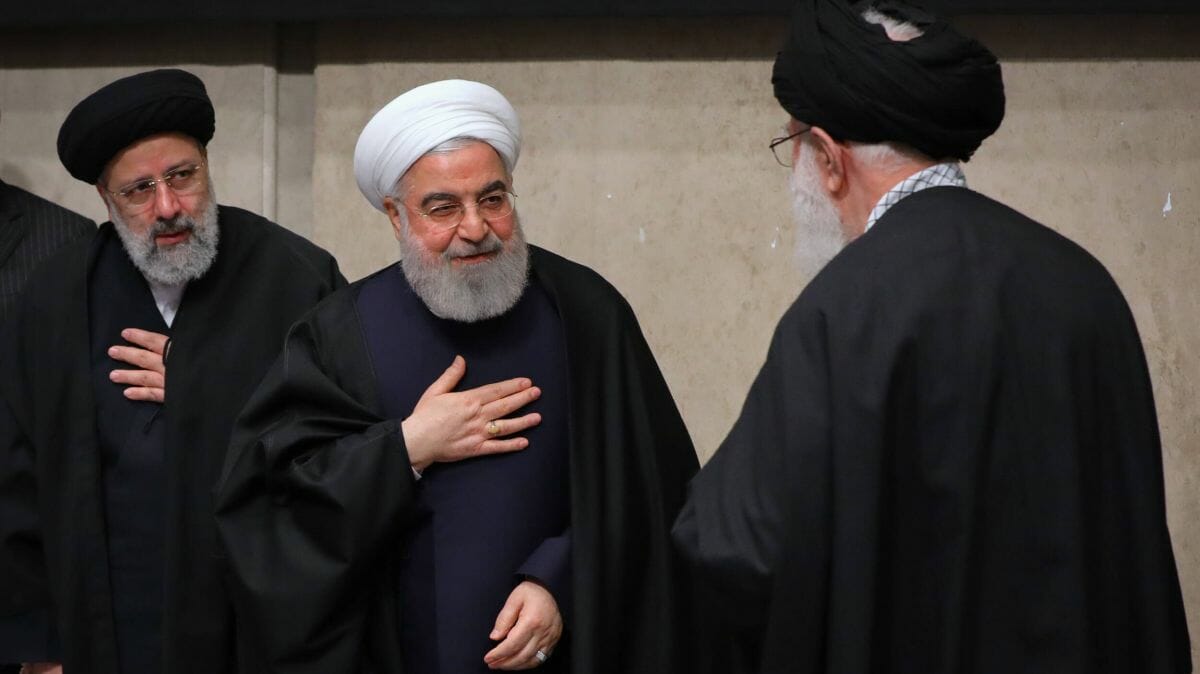 Einer der aussichtsreichsten Kandidaten auf die Nachfolge Khameneis: Ebrahim Raisi (re.)